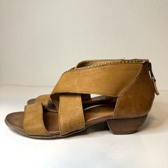 Miz Mooz Candace Tan Studded Sandal Size 38 Wide - Picture 3 of 14